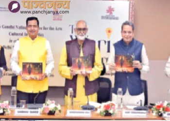 कार्यक्रम में पुस्तक का लोकार्पण करते (बाएं से) प्रो. सुधीर लाल, श्री वैभव डांगे, डॉ. सच्चिदानंद जोशी, डॉ. विजय चौथाईवाले और श्री विवेक गाडगे