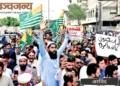 पाकिस्तान अधिक्रांत जम्मू-कश्मीर में पाकिस्तान के खिलाफ नारेबाजी करते हुए स्थानीय लोग