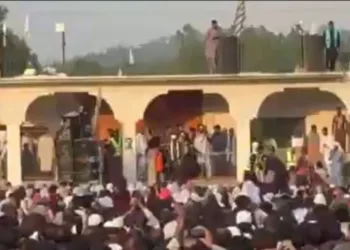 रावलकोट में पाकिस्तान के खिलाफ प्रदर्शन करते स्थानीय लोग। (फोटो- वीडियो ग्रैब)