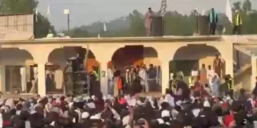 रावलकोट में पाकिस्तान के खिलाफ प्रदर्शन करते स्थानीय लोग। (फोटो- वीडियो ग्रैब)