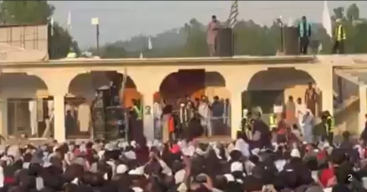 रावलकोट में पाकिस्तान के खिलाफ प्रदर्शन करते स्थानीय लोग। (फोटो- वीडियो ग्रैब)