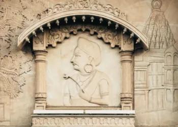 उज्जैन में श्री महाकालेश्वर ज्योतिर्लिंग मंदिर परिसर में श्रीमंत सुभेदार राणोजीराव सिंधिया का चित्रण।