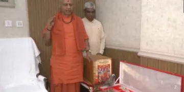 स्वर्णांकित रामचरित मानस, कागभुशुंडि जी महाराज और भगवान राम का कंठाहार दिखाते श्री गोविंद देव गिरि जी महाराज