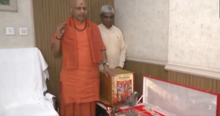 स्वर्णांकित रामचरित मानस, कागभुशुंडि जी महाराज और भगवान राम का कंठाहार दिखाते श्री गोविंद देव गिरि जी महाराज