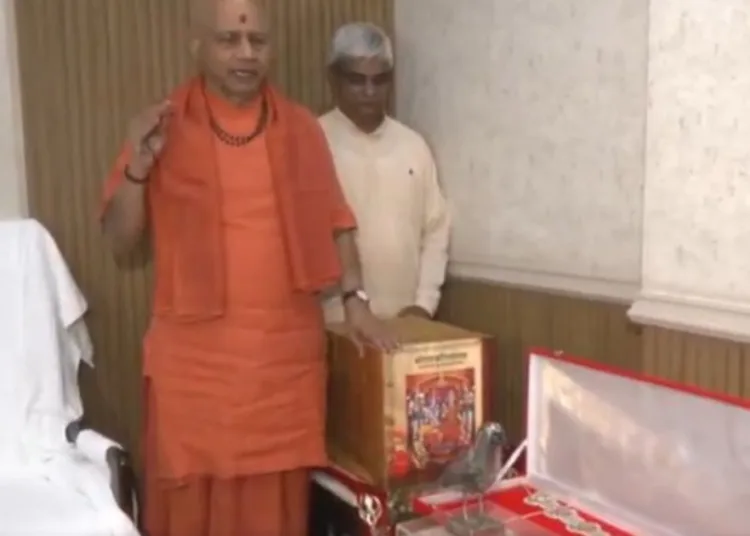 स्वर्णांकित रामचरित मानस, कागभुशुंडि जी महाराज और भगवान राम का कंठाहार दिखाते श्री गोविंद देव गिरि जी महाराज