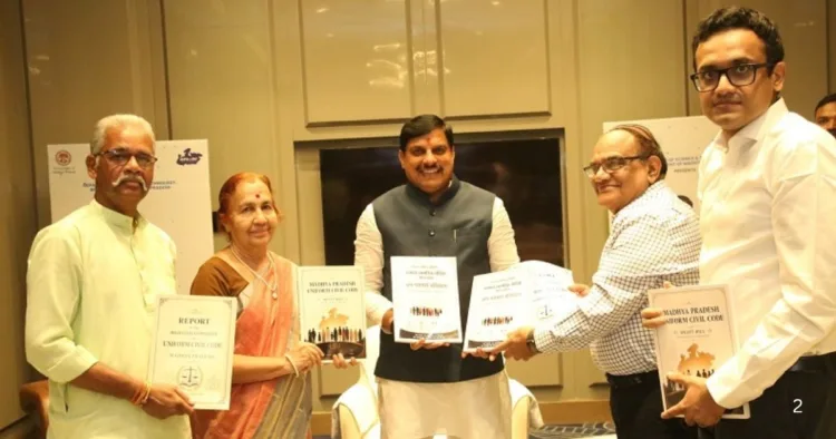 समान नागरिक संहिता के लिए सेवानिवृत्त न्यायाधीश रंजना प्रकाश देसाई की अध्यक्षता वाली समिति ने मुख्यमंत्री डॉ. मोहन यादव को प्रतिवेदन सौंपा।