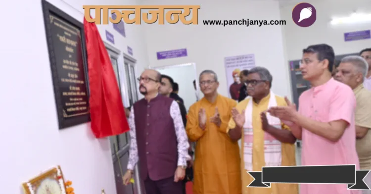 वाचनालय का उद्घाटन करते श्री रमेन डेका। साथ में हैं श्री अतुल जोग और अन्य अधिकारी