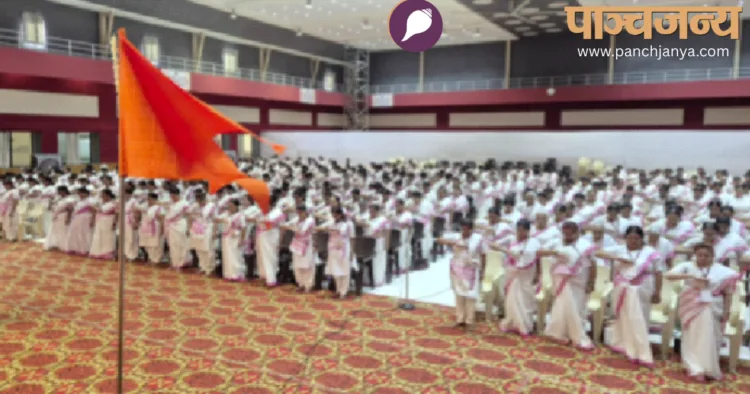 कार्यक्रम में ध्वज प्रणाम करतीं समिति की बहनें