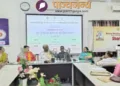 कार्यक्रम के मंच पर बैठे वक्ता