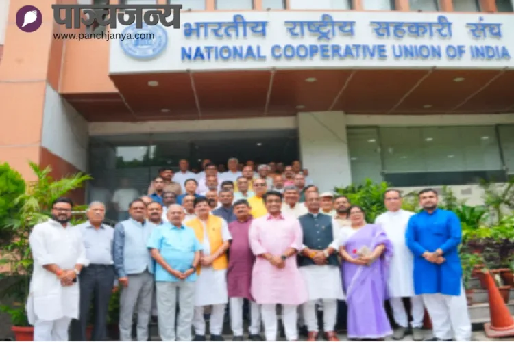 विजयी प्रत्याशियों के साथ सहकार भारती और भाजपा के नेता