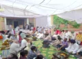 श्रद्धांजलि समारोह के दौरान हवन करते कार्यकर्ता