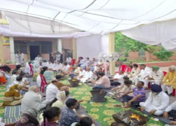 श्रद्धांजलि समारोह के दौरान हवन करते कार्यकर्ता