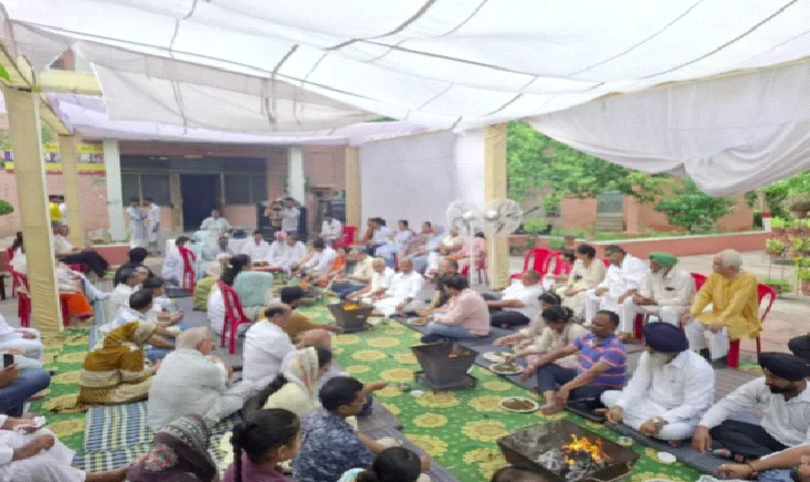 श्रद्धांजलि समारोह के दौरान हवन करते कार्यकर्ता
