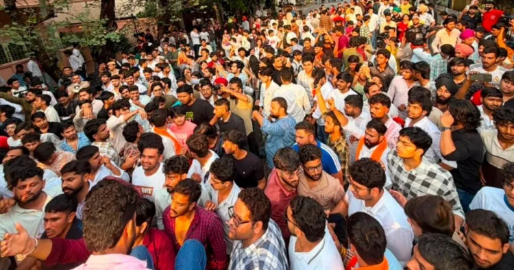दिल्ली में प्रदर्शन करते एबीवीपी के कार्यकर्ता