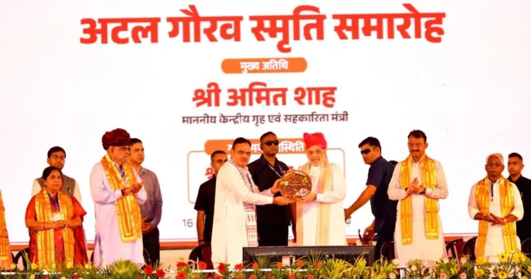 अटल गौरव स्मृति समारोह में केंद्रीय गृहमंत्री अमित शाह को प्रतीक चिह्न भेंट करते मुख्यमंत्री भजनलाल शर्मा