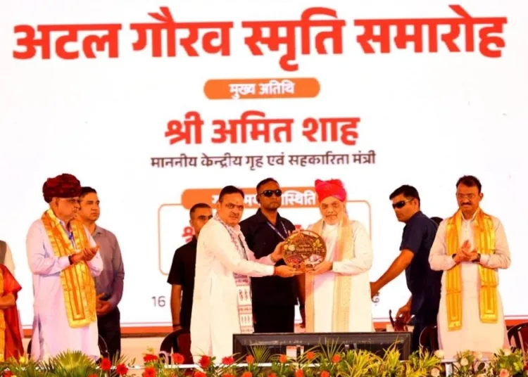 अटल गौरव स्मृति समारोह में केंद्रीय गृहमंत्री अमित शाह को प्रतीक चिह्न भेंट करते मुख्यमंत्री भजनलाल शर्मा