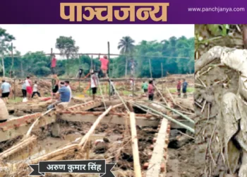 ऐसी बाढ़ थी कि उसने पक्के घरों को भी बहा दिया। एक ऐसे ही घर की नींव के सहारे बांस के घर का निर्माण करते कार्यकर्ता और (प्रकोष्ठ में) यह महिला 10 दिन तक कीचड़ में गर्दन तक दबी रही। इसे सेवा भारती के कार्यकर्ताओं ने बचाया