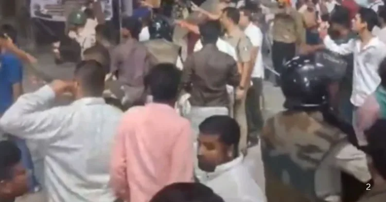 हिंदू प्रतीकों पर आपत्तिजनक टिप्पणी के बाद हुआ तनाव