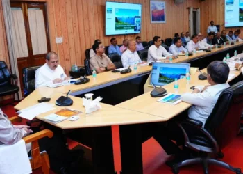 रोपवे परियोजनाओं के संबंध में समीक्षा बैठक करते मुख्यमंत्री पुष्कर सिंह धामी