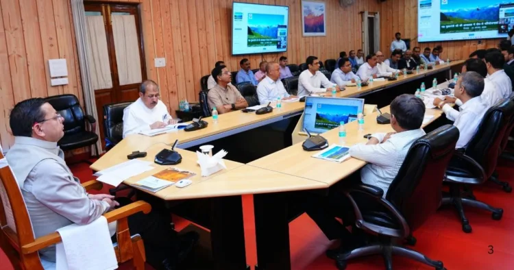 रोपवे परियोजनाओं के संबंध में समीक्षा बैठक करते मुख्यमंत्री पुष्कर सिंह धामी