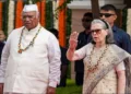 कांग्रेस अध्यक्ष मल्लिकार्जुन खड़गे और पार्टी चेयरपर्सन सोनिया गांधी (बाएं से)
