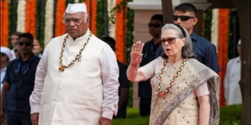 कांग्रेस अध्यक्ष मल्लिकार्जुन खड़गे और पार्टी चेयरपर्सन सोनिया गांधी (बाएं से)