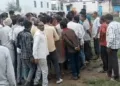 पानी में पेशाब मिलाने की घटना के बाद परिजनों ने स्कूल पहुंचकर विरोध दर्ज कराया।