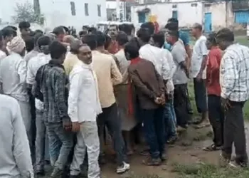 पानी में पेशाब मिलाने की घटना के बाद परिजनों ने स्कूल पहुंचकर विरोध दर्ज कराया।