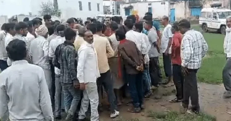 पानी में पेशाब मिलाने की घटना के बाद परिजनों ने स्कूल पहुंचकर विरोध दर्ज कराया।