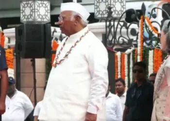वंदे मातरम गायन के दौरान असहज हुईं सोनिया गांधी