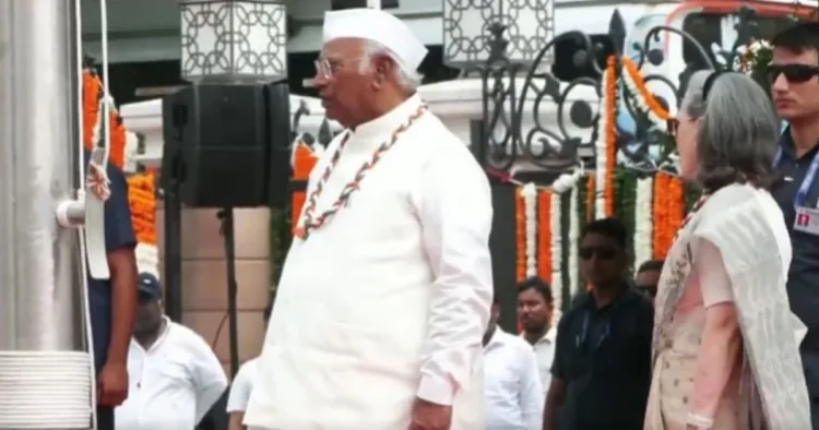 वंदे मातरम गायन के दौरान असहज हुईं सोनिया गांधी
