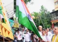 कोलकाता स्थित संघ कार्यालय में तिरंगा फहराते सरकार्यवाह श्री दत्तात्रेय होसबाले