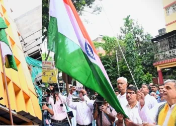 कोलकाता स्थित संघ कार्यालय में तिरंगा फहराते सरकार्यवाह श्री दत्तात्रेय होसबाले