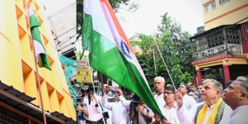 कोलकाता स्थित संघ कार्यालय में तिरंगा फहराते सरकार्यवाह श्री दत्तात्रेय होसबाले