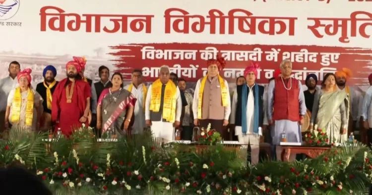 विभाजन की विभीषिका पर आयोजित कार्यक्रम में बलिदानियों को दी गई श्रद्धांजलि। सीएम पुष्कर सिंह धामी कार्यक्रम में हुए शामिल।