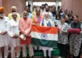 प्रधानमंत्री ने देसी कपास से निर्मित हाथकती–हाथबुनी खादी का राष्ट्रीय ध्वज स्वीकार किया
