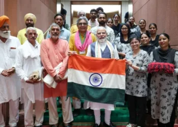 प्रधानमंत्री ने देसी कपास से निर्मित हाथकती–हाथबुनी खादी का राष्ट्रीय ध्वज स्वीकार किया