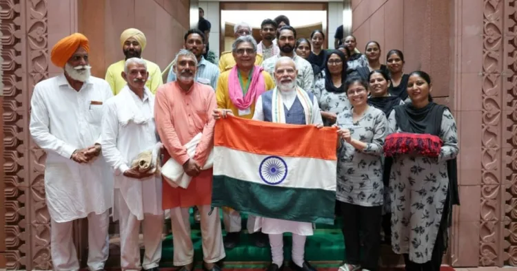 प्रधानमंत्री ने देसी कपास से निर्मित हाथकती–हाथबुनी खादी का राष्ट्रीय ध्वज स्वीकार किया