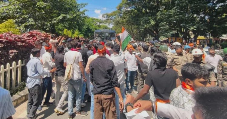 रांची में प्रदर्शन करते एबीवीपी के कार्यकर्ता