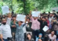 उमर खालिद की किताब पर चर्चा का विरोध करते एबीवीपी के कार्यकर्ता