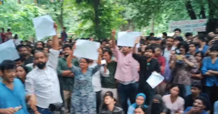 उमर खालिद की किताब पर चर्चा का विरोध करते एबीवीपी के कार्यकर्ता