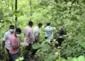वसंत के शव की तलाश करती पुलिस