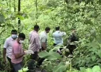 वसंत के शव की तलाश करती पुलिस