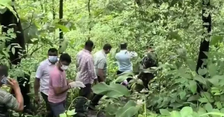 वसंत के शव की तलाश करती पुलिस