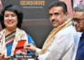 कोलकाता में तस्लीमा नसरीन का सम्मान करते सुवेंदु अधिकारी