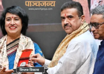 कोलकाता में तस्लीमा नसरीन का सम्मान करते सुवेंदु अधिकारी