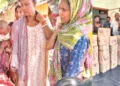 बाढ़ पीड़ित क्षेत्र में लगा एक चिकित्सा शिविर or राहत सामग्री के साथ कार्यकर्ता