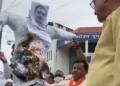 राहुल गांधी का पुलता फूंकते भाजपा अनुसूचित जाति मोर्चा के कार्यकर्ता