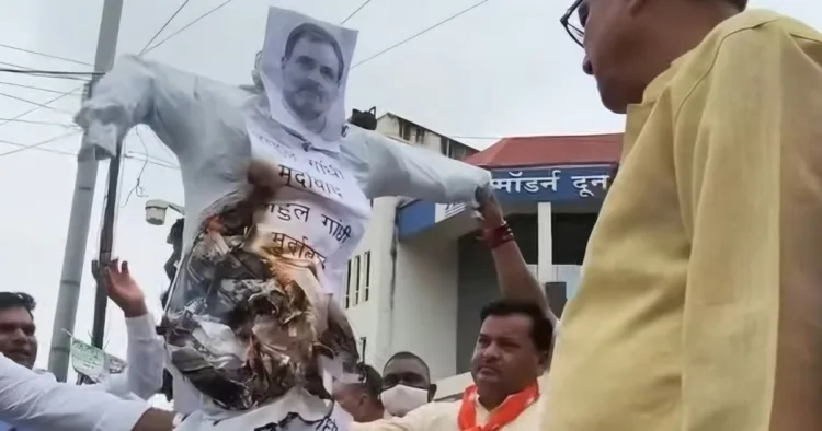 राहुल गांधी का पुलता फूंकते भाजपा अनुसूचित जाति मोर्चा के कार्यकर्ता