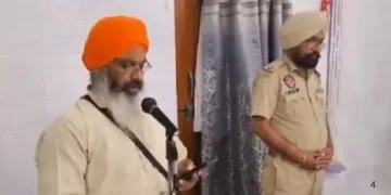 पंजाब में गुरुद्वारे से अपील करते ग्रंथी